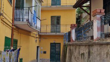 Via Palermo trivani più servizi e terrazzino a livello