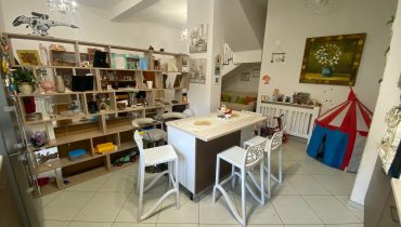 Minissale indipendente 4 vani + doppi servizi verande e posti auto