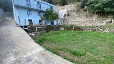 Pressi Svincolo Viale Giostra Villa più terreno