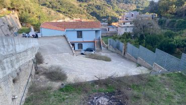 Pressi Svincolo Viale Giostra Villa più terreno