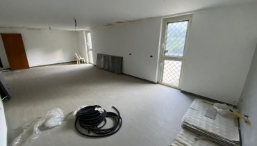 Pressi Svincolo Viale Giostra Villa più terreno