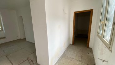 Pressi Svincolo Viale Giostra Villa più terreno