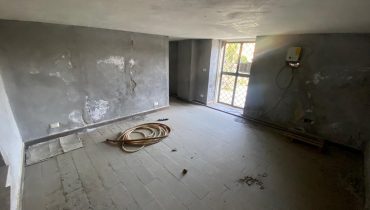 Pressi Svincolo Viale Giostra Villa più terreno