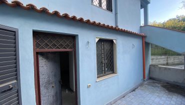 Pressi Svincolo Viale Giostra Villa più terreno