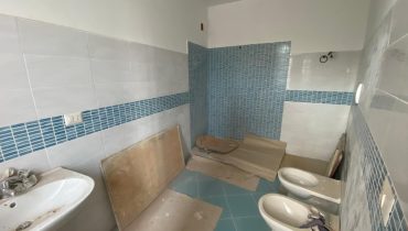 Pressi Svincolo Viale Giostra Villa più terreno