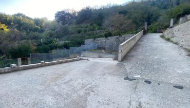 Pressi Svincolo Viale Giostra Villa più terreno