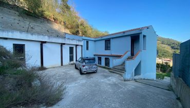 Pressi Svincolo Viale Giostra Villa più terreno