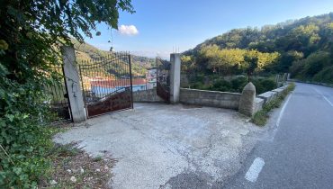 Pressi Svincolo Viale Giostra Villa più terreno
