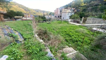 Pressi Svincolo Viale Giostra Villa più terreno
