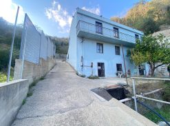 Pressi Svincolo Viale Giostra Villa più terreno #VO17397