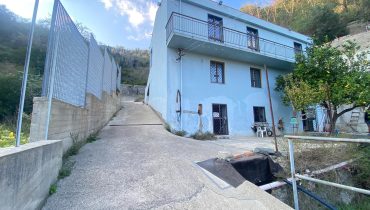 Pressi Svincolo Viale Giostra Villa più terreno