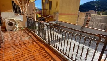 San Filippo Superiore indipendente 3 vani più servizi + terrazza a livello