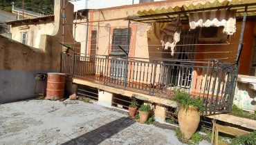 San Filippo Superiore indipendente 3 vani più servizi + terrazza a livello