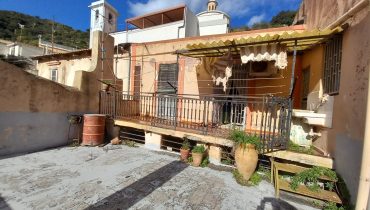 San Filippo Superiore indipendente 3 vani più servizi + terrazza a livello