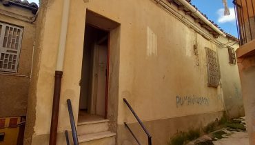 San Filippo Superiore indipendente 3 vani più servizi + terrazza a livello