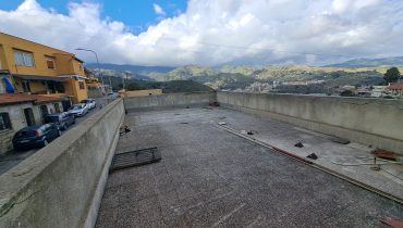 Pressi Messina 2 indipendente 4 vani + servizi + terreno