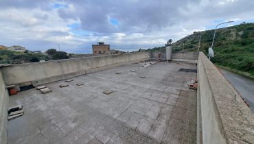 Pressi Messina 2 indipendente 4 vani + servizi + terreno