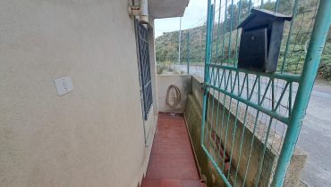 Pressi Messina 2 indipendente 4 vani + servizi + terreno