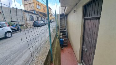 Pressi Messina 2 indipendente 4 vani + servizi + terreno