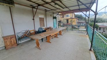 Pressi Messina 2 indipendente 4 vani + servizi + terreno