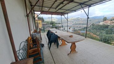 Pressi Messina 2 indipendente 4 vani + servizi + terreno