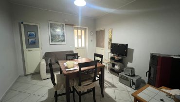 Pressi Provinciale indipendente due vani più veranda