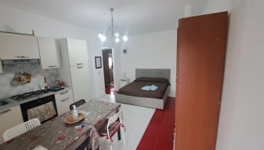 Sperone monolocale arredato