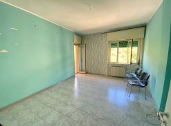 Minissale trivani + servizi più posto auto + cantina #VO17790