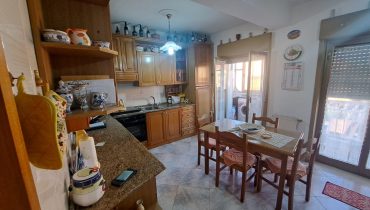 Faro Superiore trivani + doppi servizi e posto auto