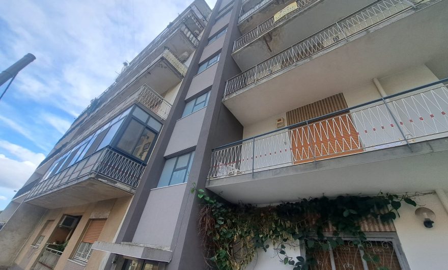 Pressi Svincolo Gazzi 4 vani più servizi più posto auto in garage #VO17913