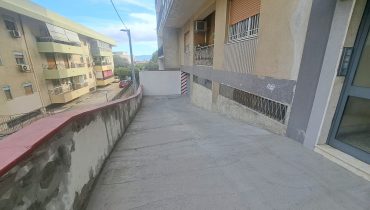 Pressi Svincolo Gazzi 4 vani più servizi più posto auto in garage