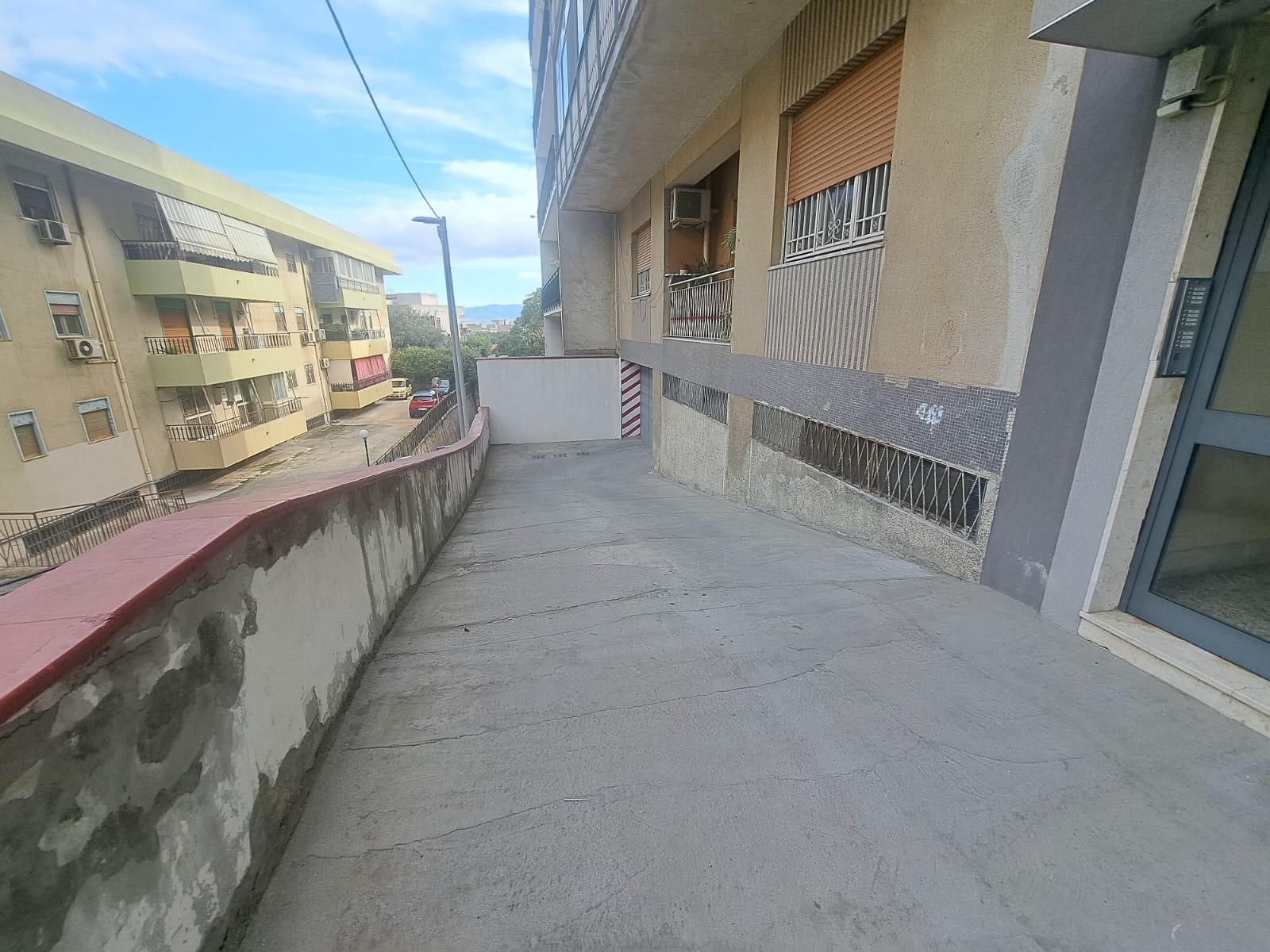 Pressi Svincolo Gazzi 4 vani più servizi più posto auto in garage