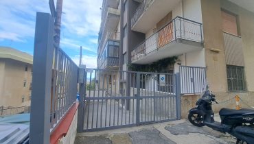 Pressi Svincolo Gazzi 4 vani più servizi più posto auto in garage