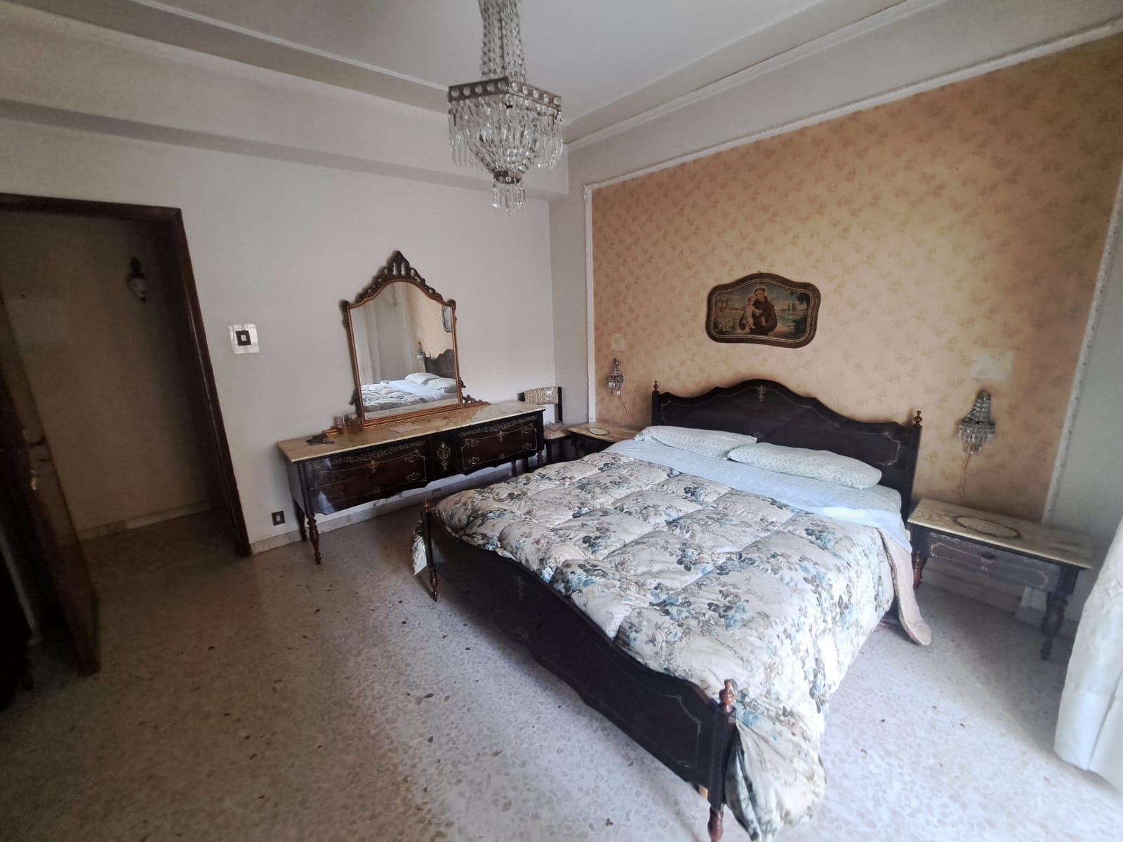 Pressi Svincolo Gazzi 4 vani più servizi più posto auto in garage