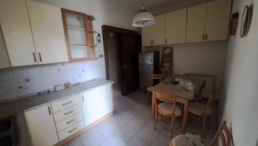 Pressi Svincolo Gazzi 4 vani più servizi più posto auto in garage