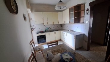 Pressi Svincolo Gazzi 4 vani più servizi più posto auto in garage