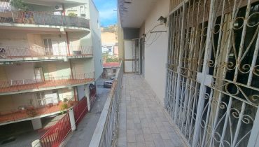 Pressi Svincolo Gazzi 4 vani più servizi più posto auto in garage