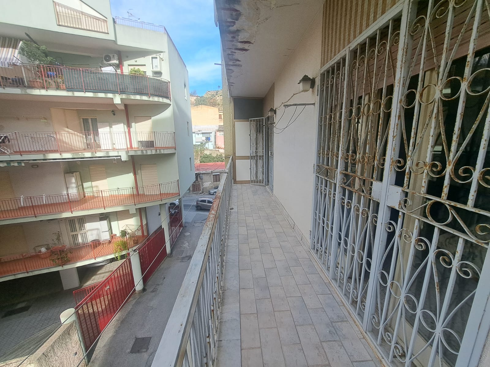 Pressi Svincolo Gazzi 4 vani più servizi più posto auto in garage