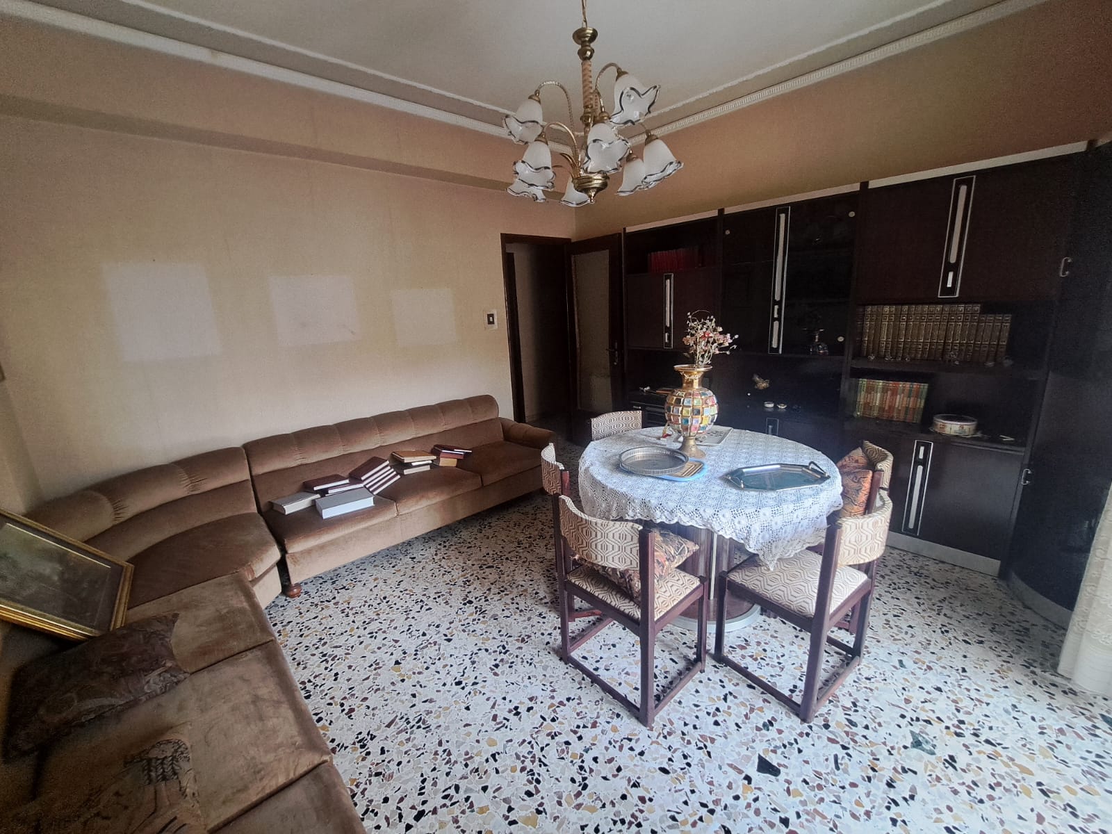 Pressi Svincolo Gazzi 4 vani più servizi più posto auto in garage