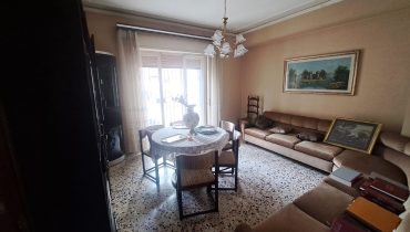 Pressi Svincolo Gazzi 4 vani più servizi più posto auto in garage