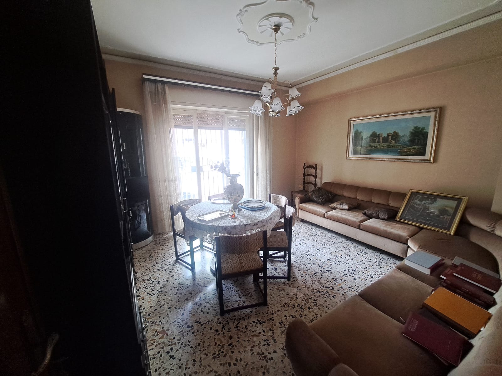 Pressi Svincolo Gazzi 4 vani più servizi più posto auto in garage