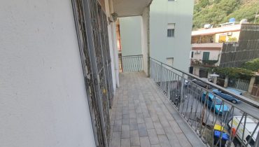 Pressi Svincolo Gazzi 4 vani più servizi più posto auto in garage