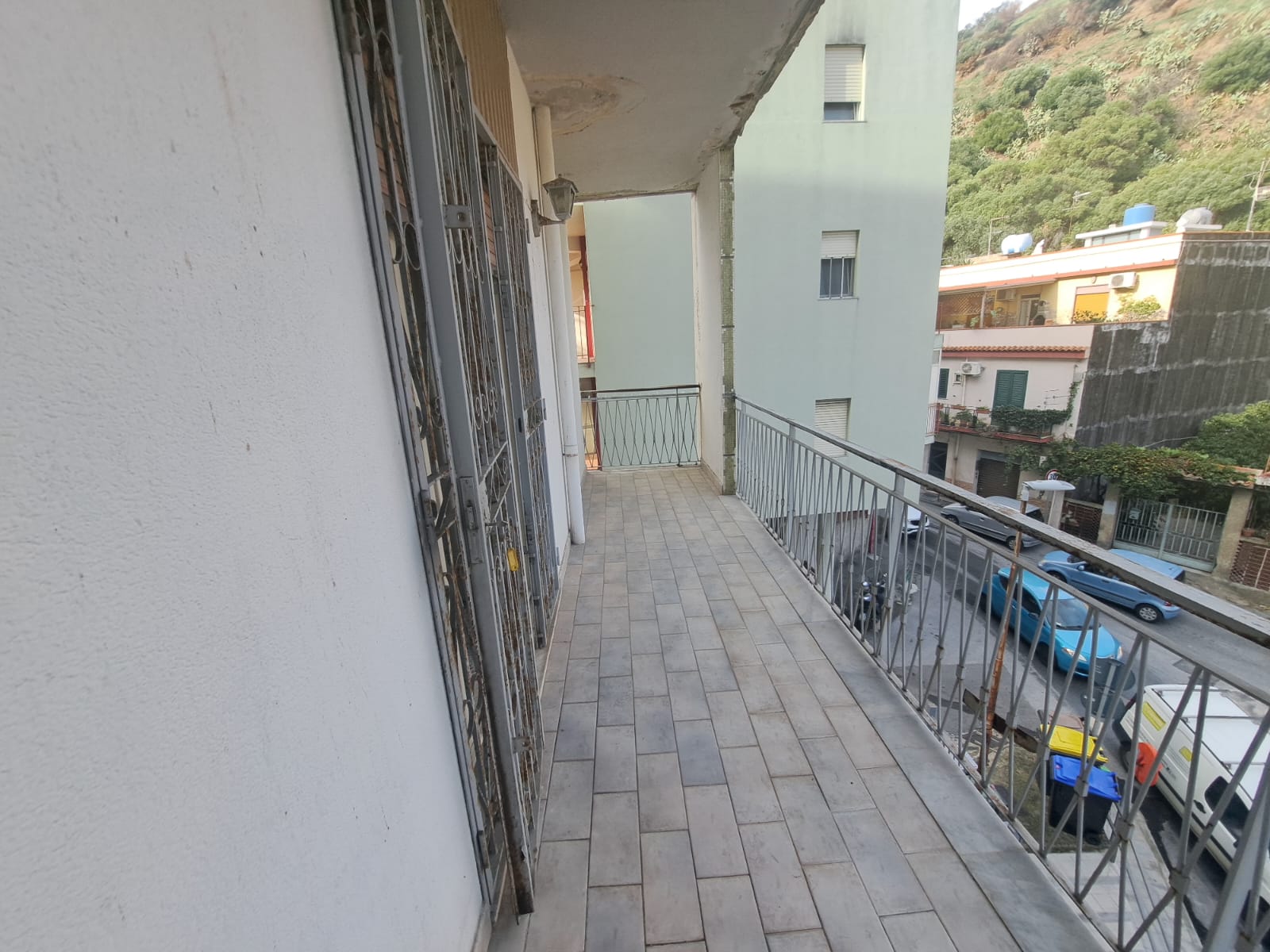 Pressi Svincolo Gazzi 4 vani più servizi più posto auto in garage