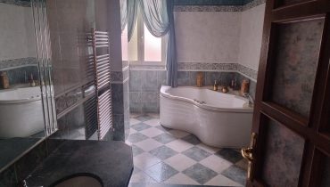 Fondo Fucile tre vani più doppi servizi e posto auto