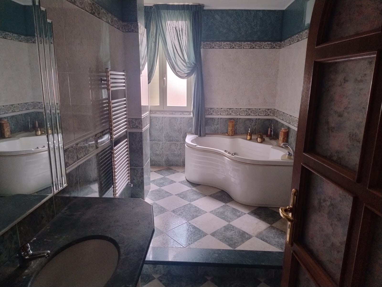 Fondo Fucile tre vani più doppi servizi e posto auto