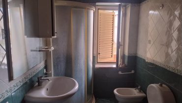 Fondo Fucile tre vani più doppi servizi e posto auto