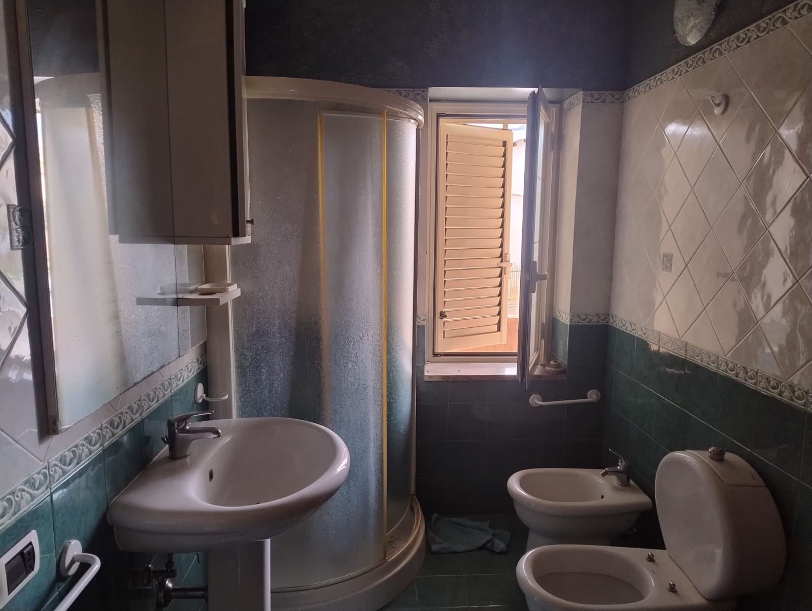 Fondo Fucile tre vani più doppi servizi e posto auto