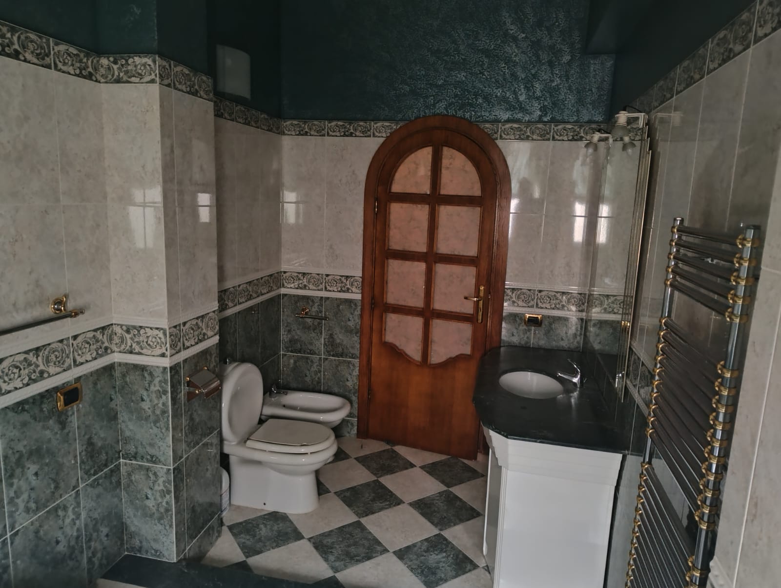 Fondo Fucile tre vani più doppi servizi e posto auto