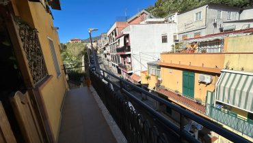 Pressi Svincolo Gazzi bivani più terrazzo a livello