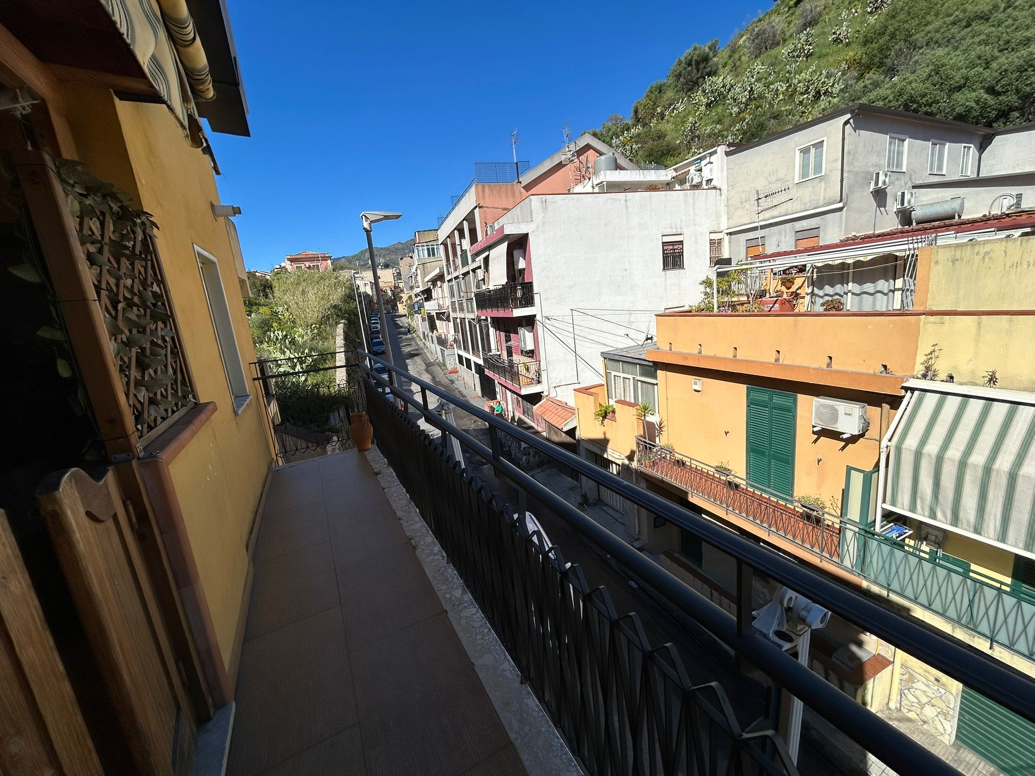 Pressi Svincolo Gazzi bivani più terrazzo a livello